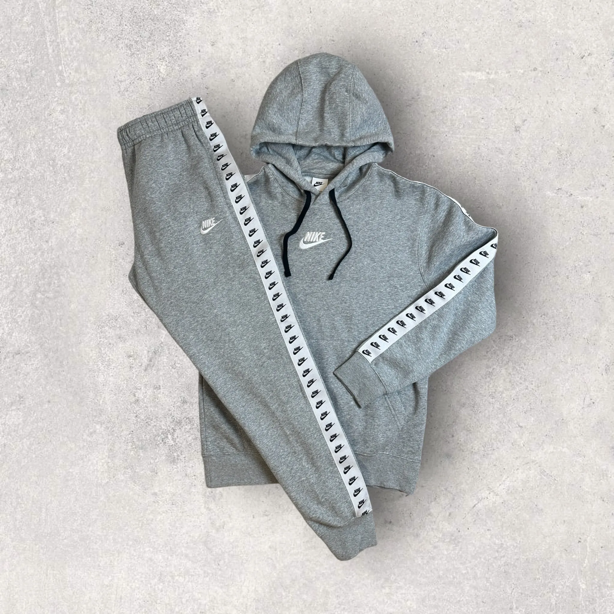 NIKE ESSENTIALS FLEECE TRACKSUIT - GREY